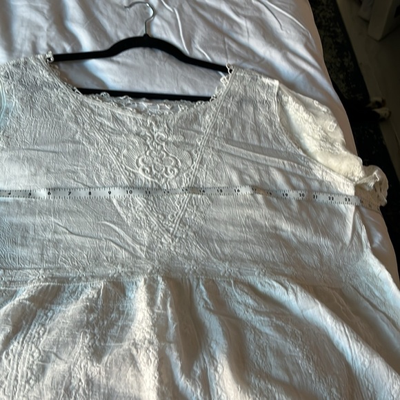 Coco and Jaimeson, large white lace and embroidery dress. Beautiful details. - Picture 3 of 7